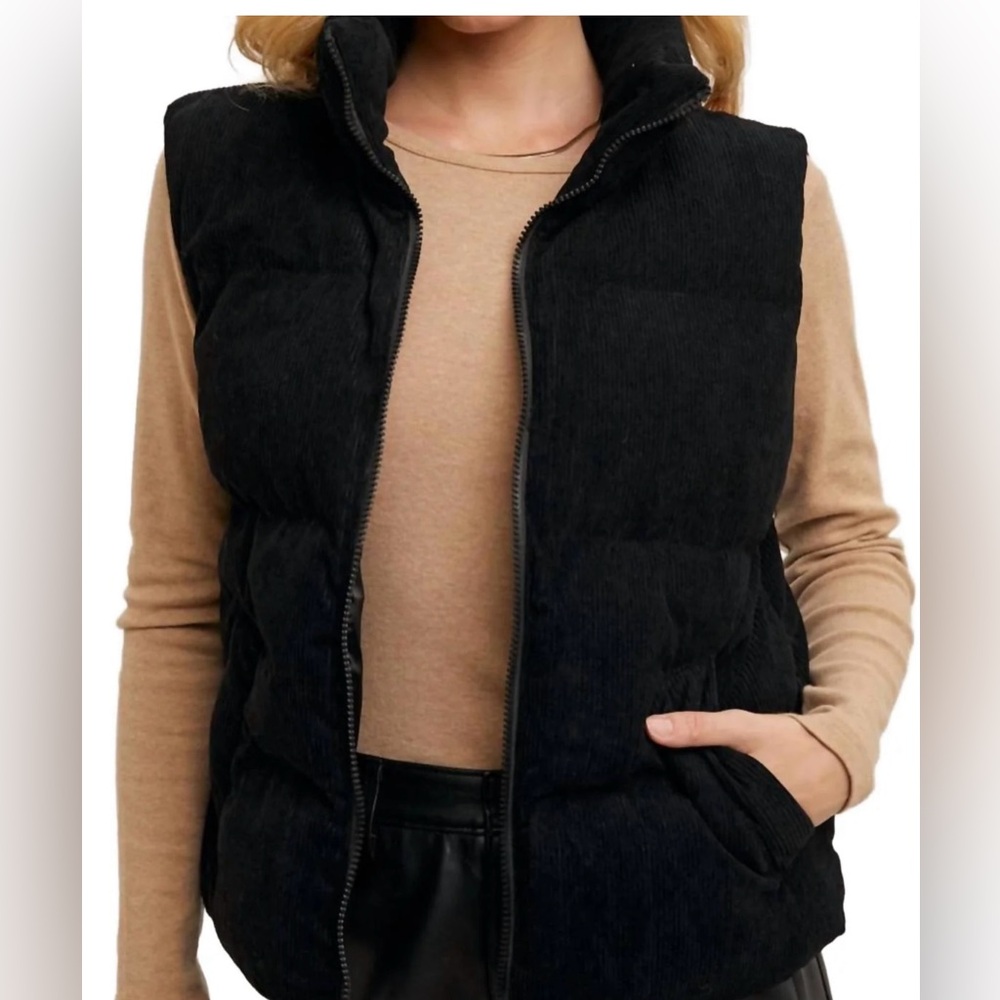 Bluivy Black cabin fever vest,sz small
Soft quilted design/texture of corduroy